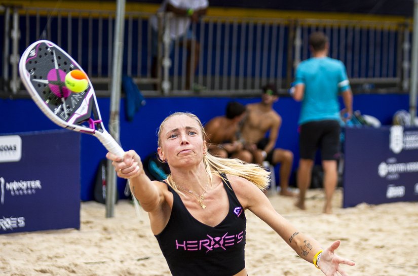 Bicampeãs Mundiais soltam o braço e avançam às oitavas do Pure Beach, na Praia do Francês