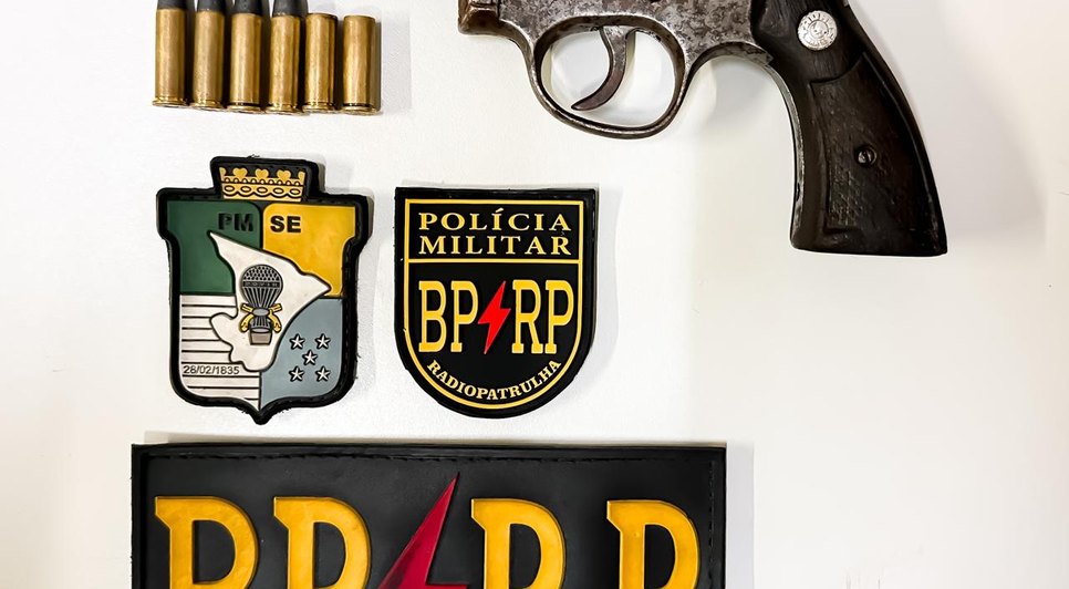 Homem tenta fugir de abordagem policial, pula muros de casas e morre durante confronto em Aracaju