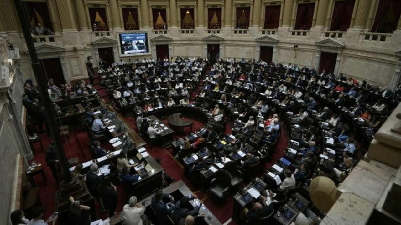 Câmara da Argentina aprova Lei de Bases em votação geral, com aval para algumas privatizações