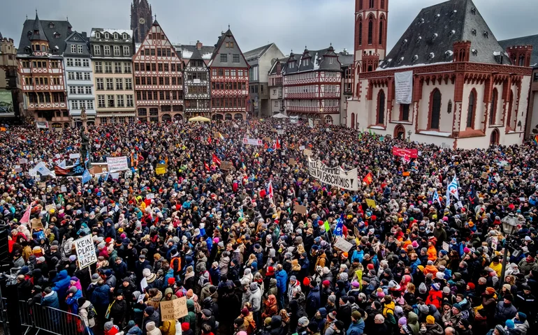 Mais de 100 mil pessoas protestam na Alemanha contra o partido de extrema-direita AfD 