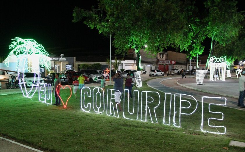 Abertura do Natal de Luz e apresentação do Espetáculo Encanta Coruripe leva centenas de pessoas à Praça da Bíblia