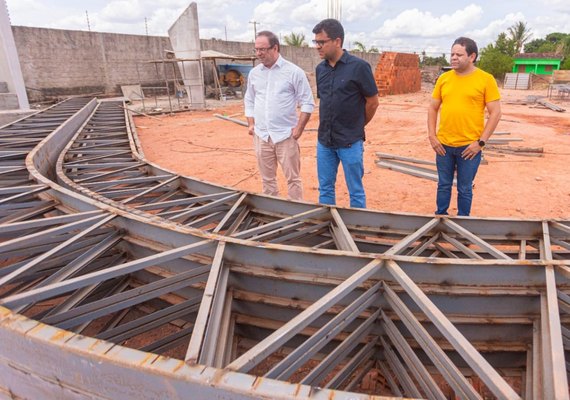 Prefeito Luciano constrói ginásio poliesportivo em Cangandu