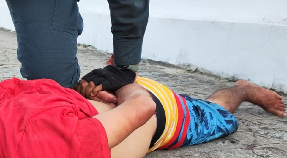 Homem tenta matar companheira a facadas, invade hospital e é preso em Itabaiana