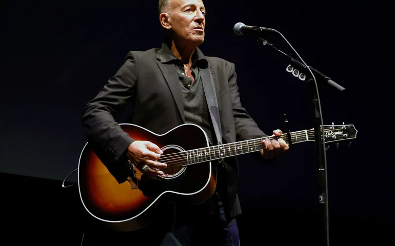 Em show surpresa, Bruce Springsteen critica operações do ICE e homenageia mulher morta em Minneapolis