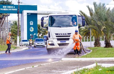 Prefeitura de Palmeira realiza manutenção na entrada da cidade e faz lavagem de pista, irrigação de plantas e capinação