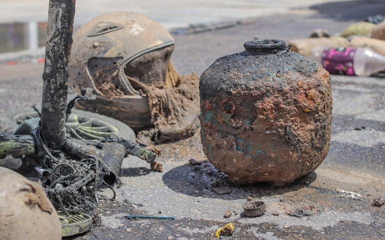 Prefeitura retira garrafas pets, botijão e outros objetos de galeria na Avenida Dona Constança