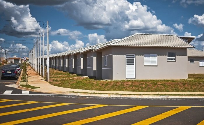 Ruas pavimentadas, redes de água, esgoto, drenagem, energia elétrica e iluminação pública