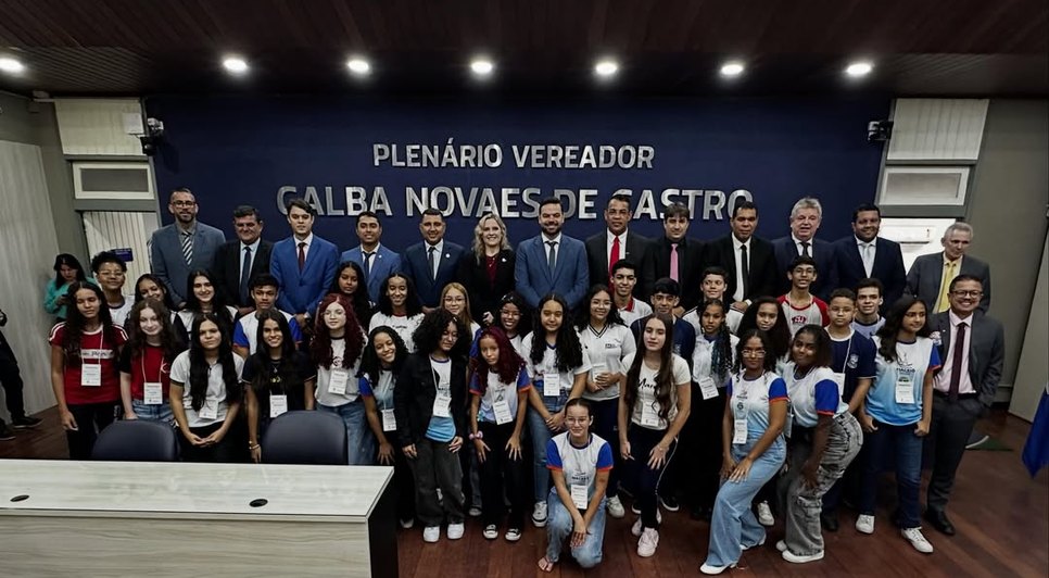 Vereadores e alunos da rede municipal. Fonte: Ascom