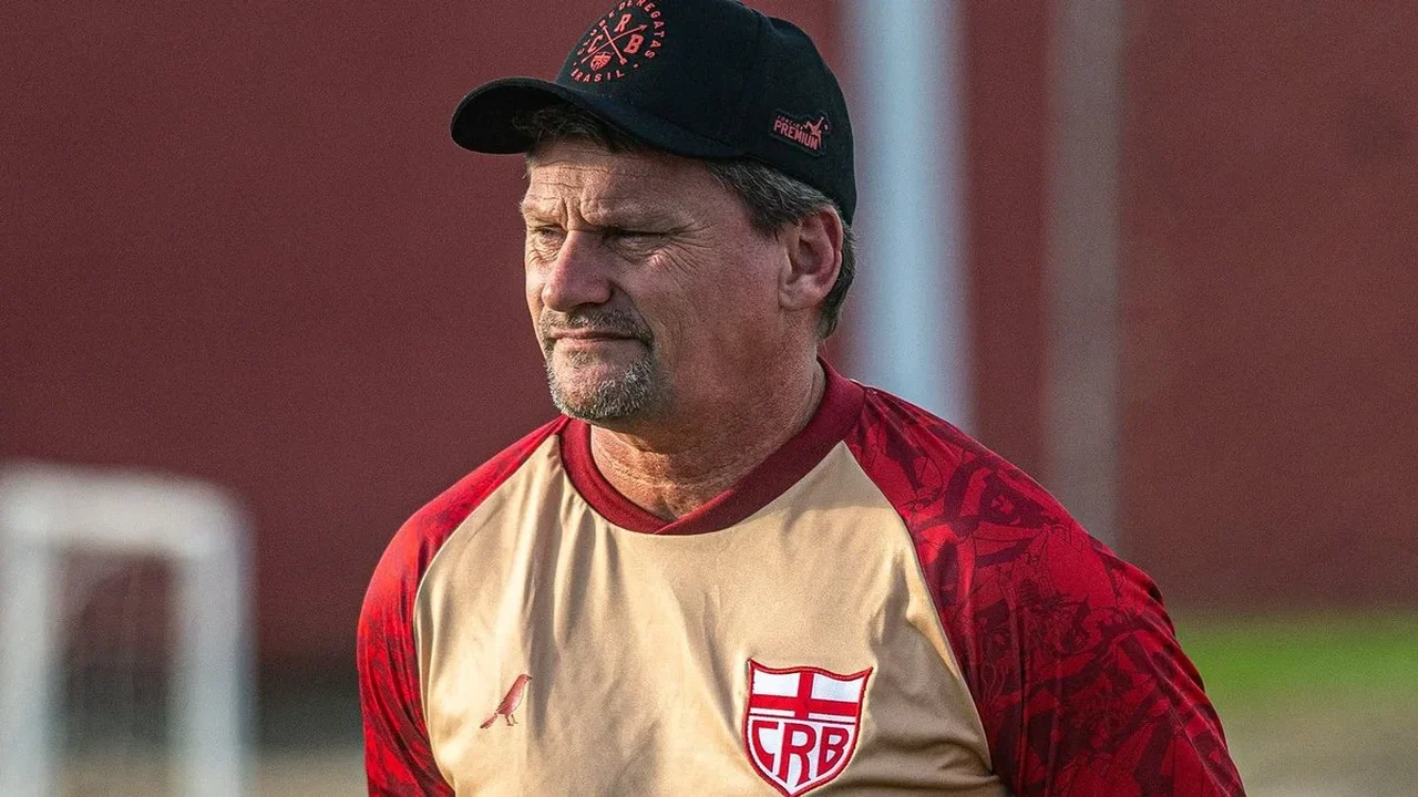 Fábio Matias assume o CRB com a missão de estancar crise defensiva e 'ajustar rota'