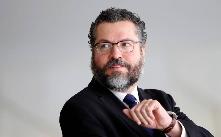 Itamaraty acompanha papel da OMS com muita preocupação, diz Ernesto Araújo