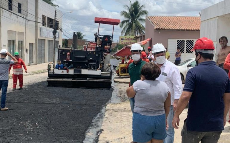Luciano vistoria obra de pavimentação nesta segunda-feira de carnaval