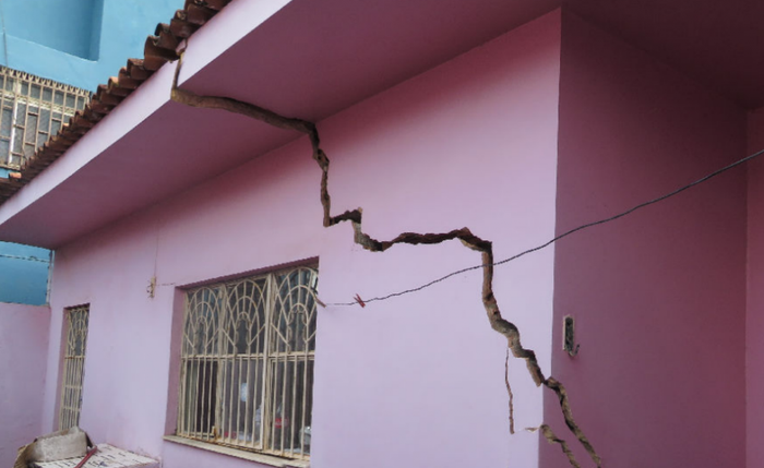 Casa no bairro do Pinheiro danificada por rachadura