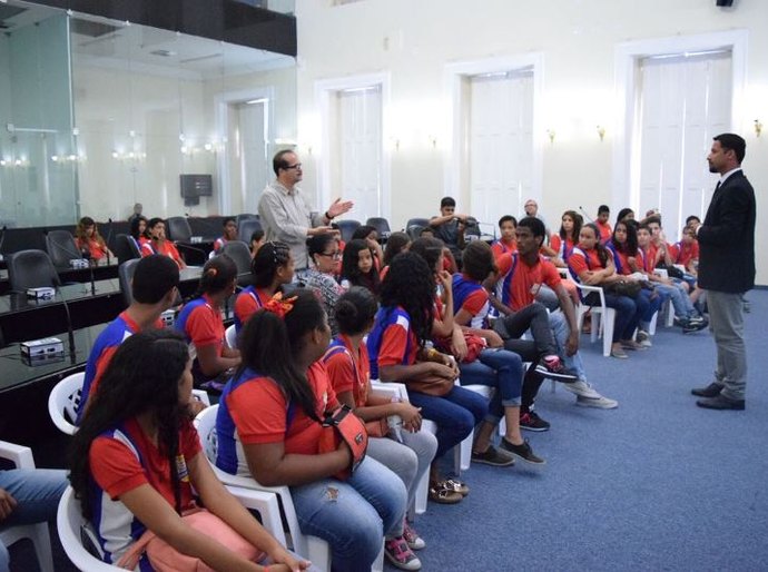 Alunos de mais uma escola estadual participam do projeto 'Fale, Educação!'