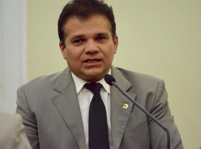 ALE aprova projeto de Nezinho que institui meia-entrada para professores em eventos culturais