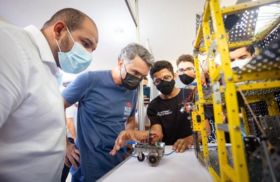 Escolas integrais preparam estudantes para um futuro de novas possibilidade 