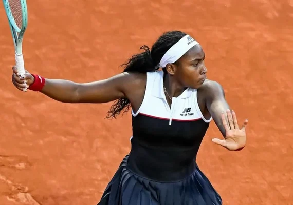 Gauff supera decepção em 2022 e se emociona com taça em Roland Garros: 'Não achei que venceria'
