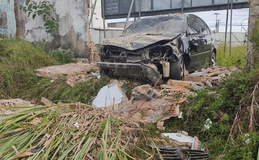 Motorista embriagada derruba muro na Avenida Presidente Roosevelt