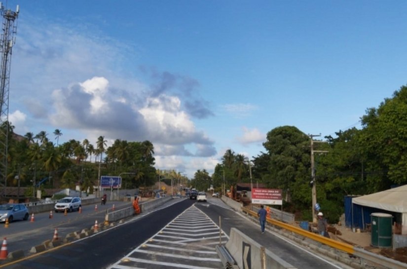 Trecho da Av. Pierre Chalita recebe obras de drenagem para minimizar erosões