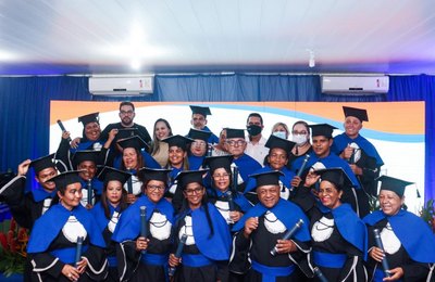 Colaboradores da Educação recebem certificado de alfabetização em formatura do Projeto Autoestima