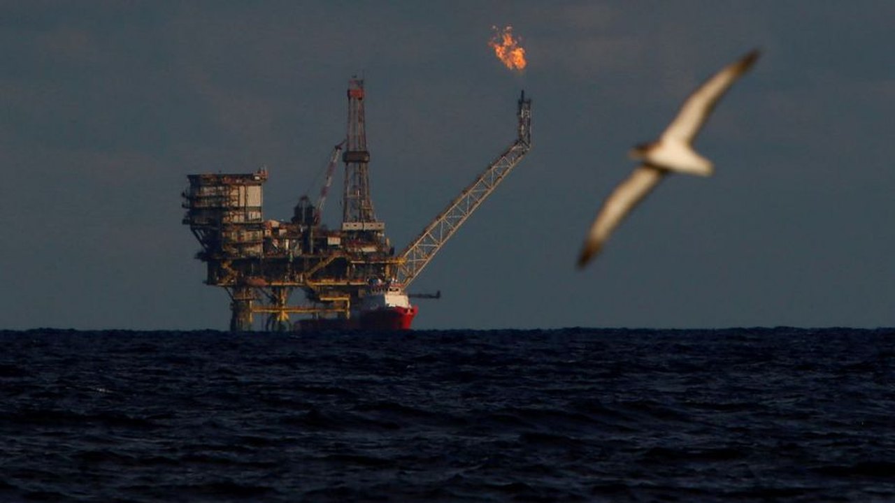 DI arrefece no fechamento, com petróleo em queda de 9% e PEC sem ‘vale-Uber’