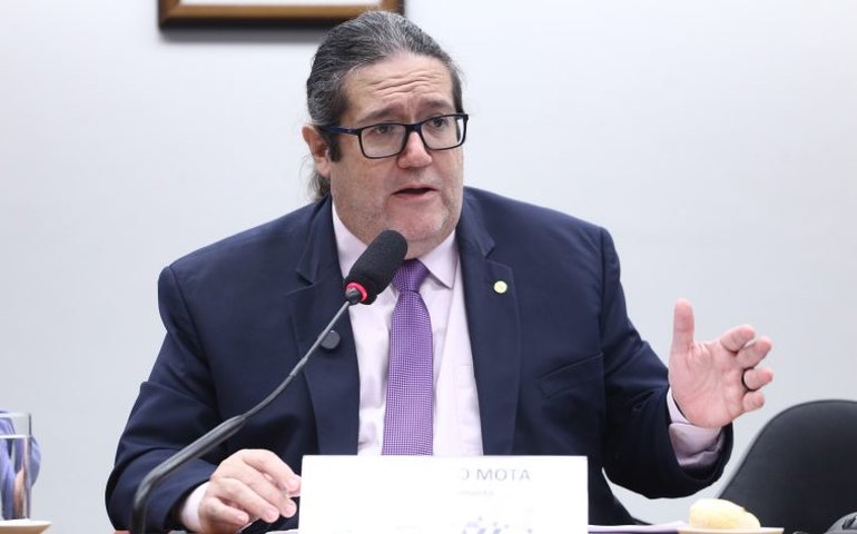 Comissão aprova novos parâmetros para a atuação dos profissionais de apoio a alunos com deficiência