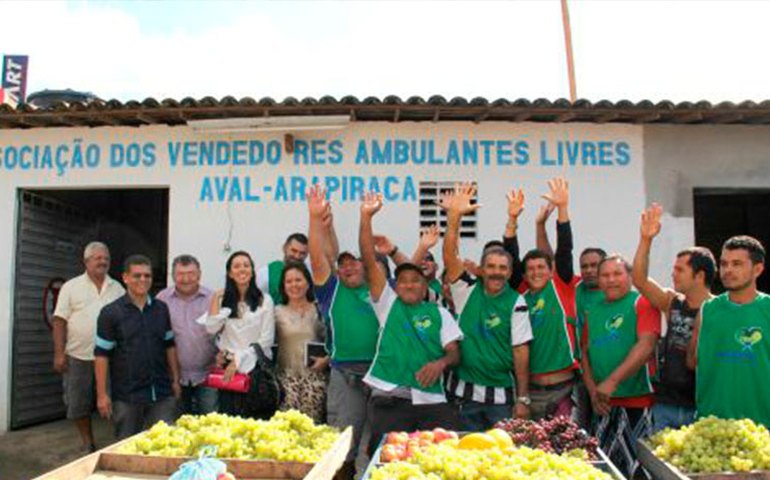 Prefeitura de Arapiraca faz entrega de coletes e pontos fixos a autônomos
