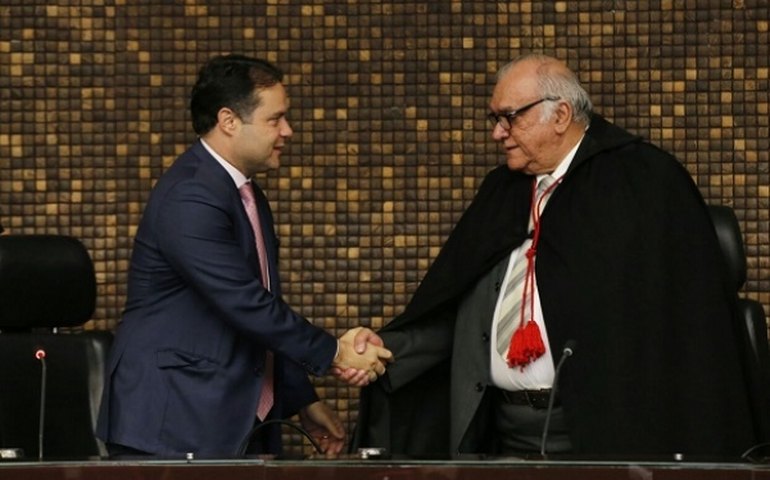 Renan Filho participa da solenidade de posse do novo presidente do TRE-AL