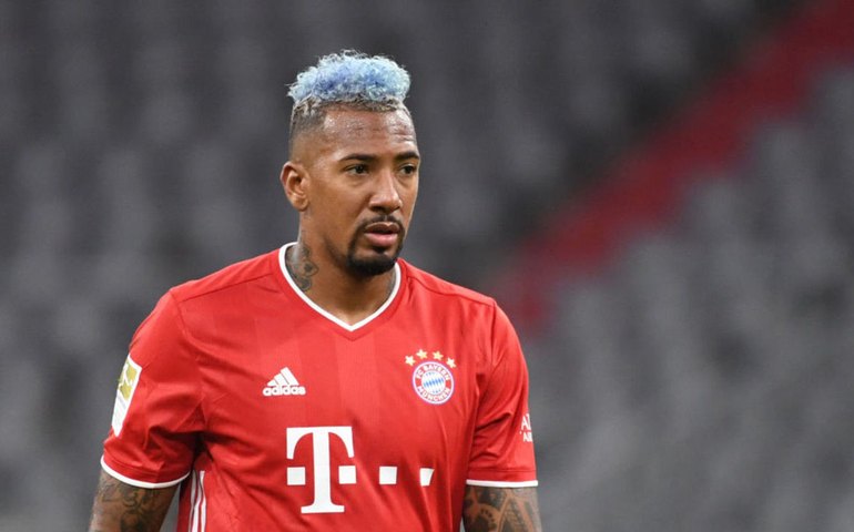 Após protesto da torcida, Bayern desiste de recontratar Boateng, acusado de violência doméstica