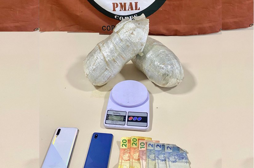 PM apreende drogas e simulacro de pistola durante abordagens em Delmiro Gouveia e Arapiraca