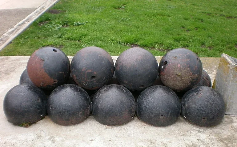 Balas de canhão medievais de diferentes tamanhos são encontradas na Bélgica