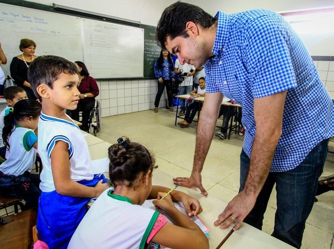 Prefeito Rui Palmeira visita unidade de ensino