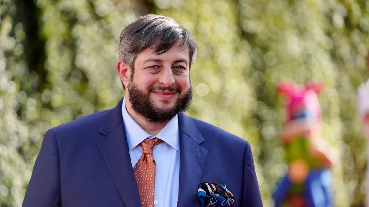 Ator Eugene Mirman, da série 'Bob's Burgers', foi resgatado de um acidente com incêndio pela equipe de segurança do governador de New Hampshire