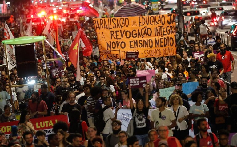 Professores e alunos fazem manifestação em SP contra novo ensino médio