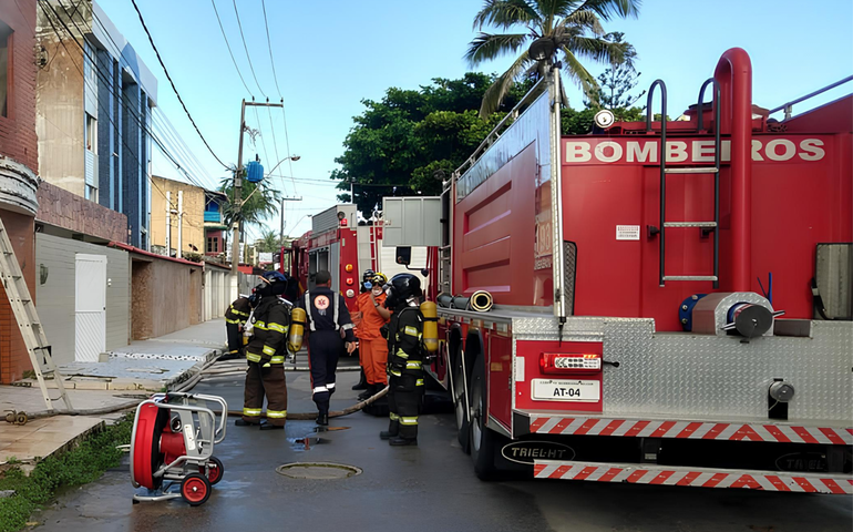 Corpo de Bombeiros atua em colisão de caminhão contra poste e muro de residência em Maceió
