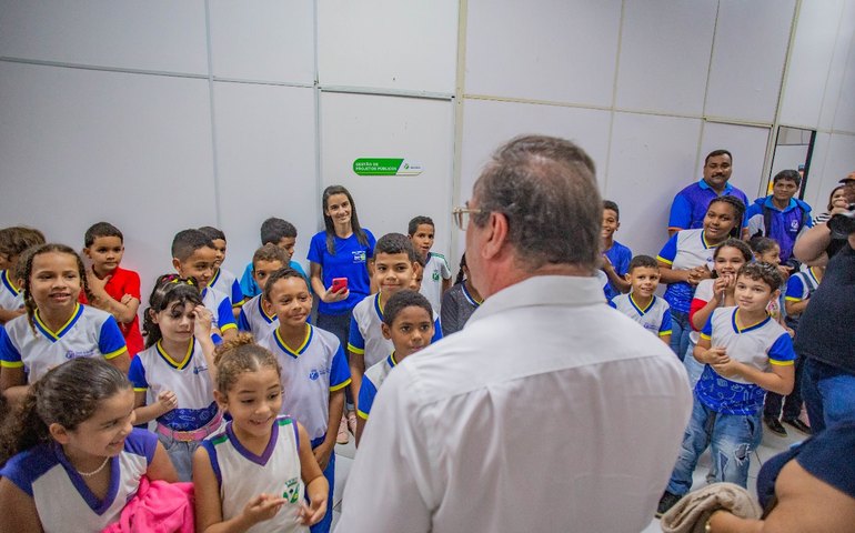 Alunos de escola municipal conhecem o Centro Administrativo ao lado do prefeito Luciano