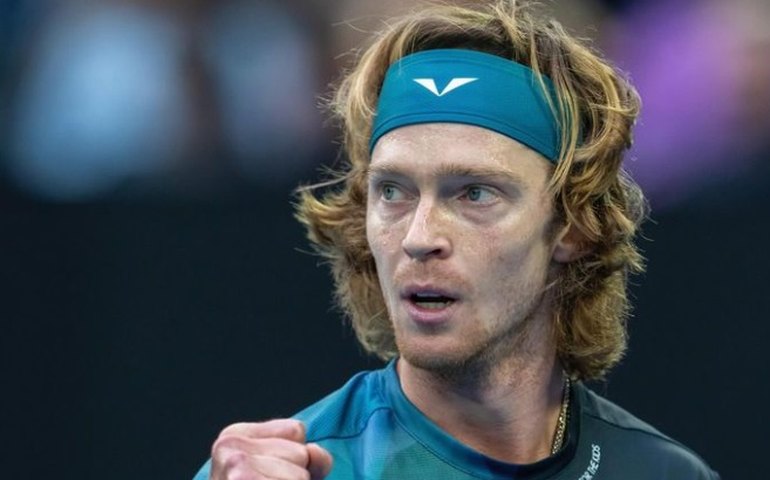 Rublev grita contra árbitro de linha e é desclassificado em Dubai; atual campeão, Medvedev cai