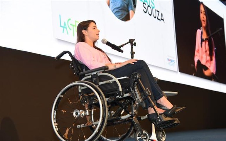 Lais Souza ministra palestra sobre qualidade em evento empresarial