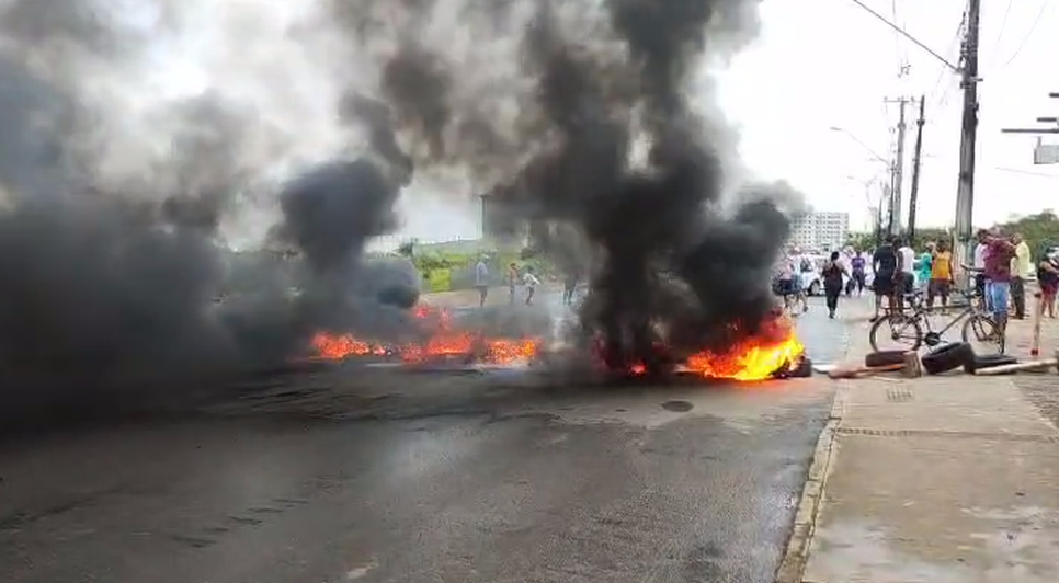 Manifestantes bloqueiam avenida com pneus queimados em Aracaju
