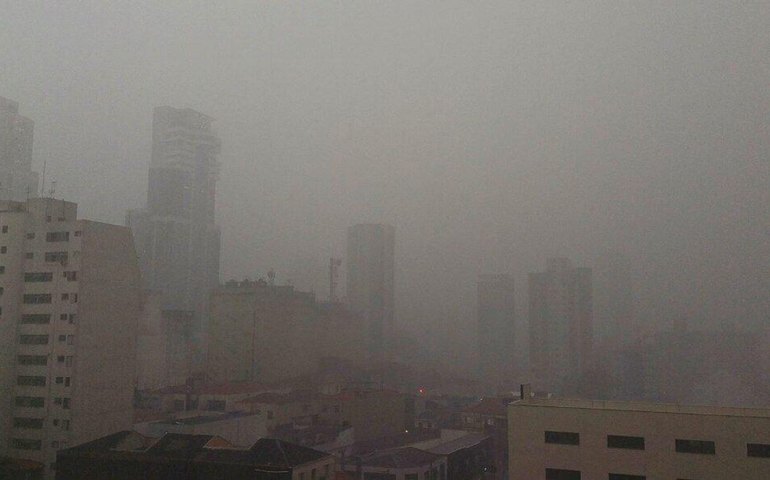 Temporal em SP: chuva alaga ruas, fecha metrô e deixa 140 mil pessoas sem luz (FOTOS, VÍDEOS)