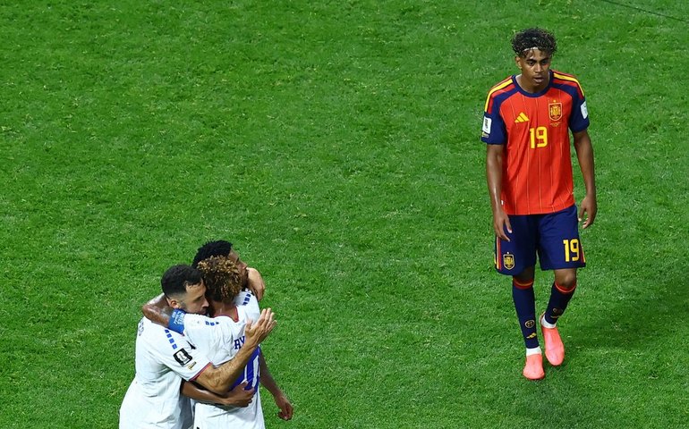 Cabo Verde segura Espanha e estreia em Copas com empate histórico