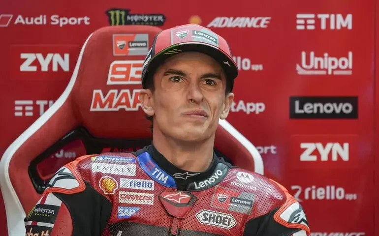 Marc Márquez cai, mas se levanta e vence sprint na Espanha