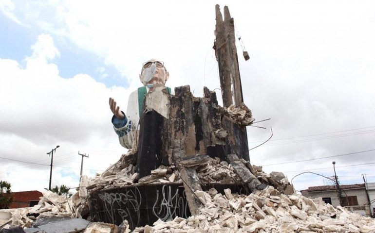 Estátua de padre Cícero desaba em Maracanaú, no Ceará
