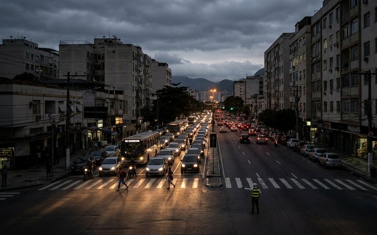 Apagão deixa bairros da Grande Tijuca sem luz e afeta trânsito na Zona Norte do Rio