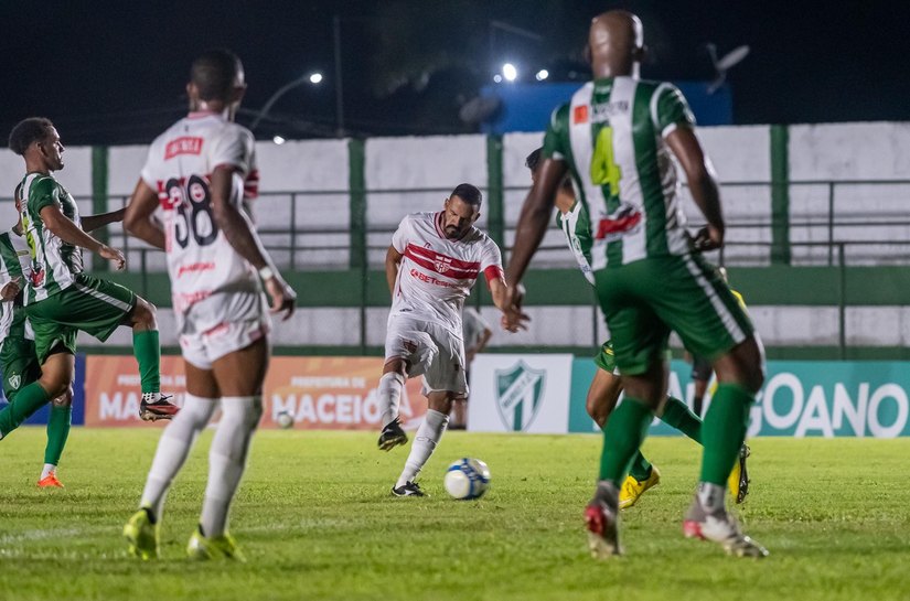 Em noite inspirada de Cauã, Murici segura CRB no Alagoano: 0 a 0