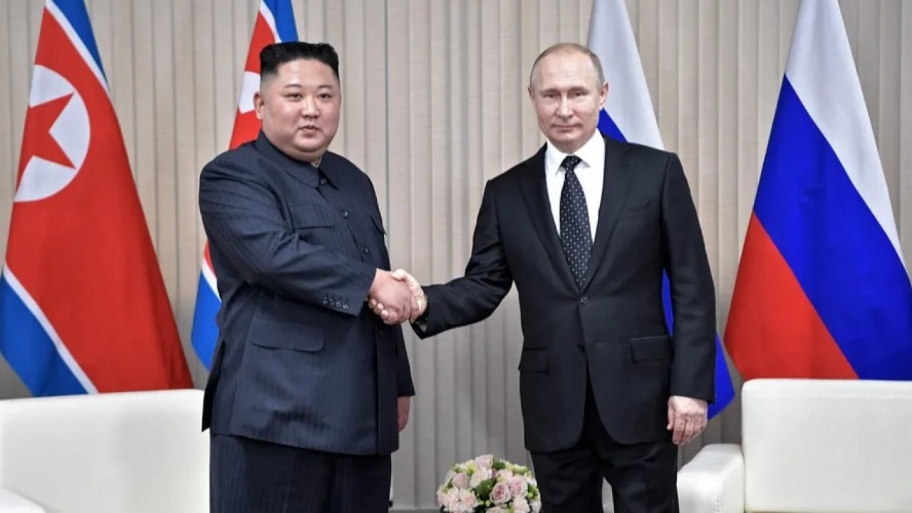 Putin e Kim trocam fuzis de presente após reunião na Rússia