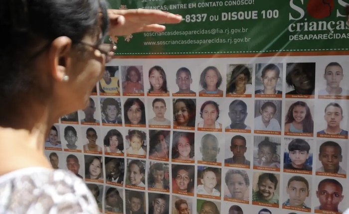Painel com pessoas desaparecidas
