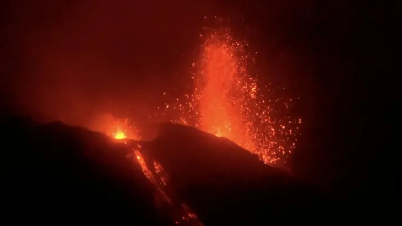 Itália aumenta nível de alerta do vulcão Stromboli para vermelho após nova erupção
