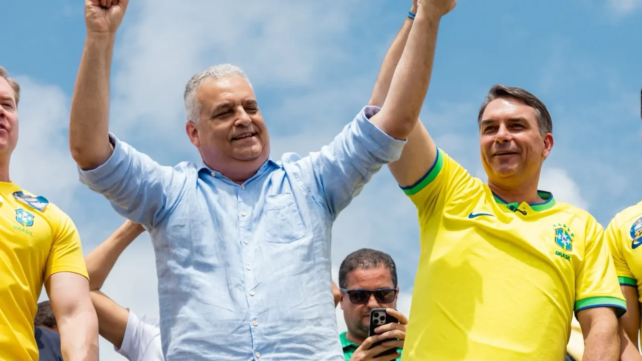 JHC evita Flávio, que diz estar com JHC; Quaest mostra bolsonaristas com o filho de João Caldas, mas até quando a base aceitará essa distância?