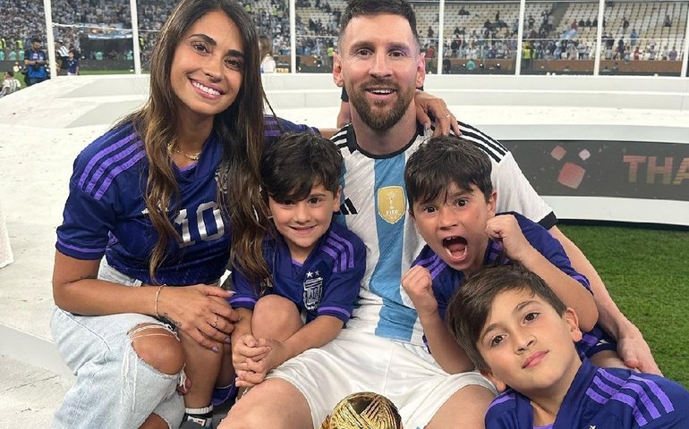 Messi celebra título com a família e ganha declaração da mulher: ‘Meu campeão’