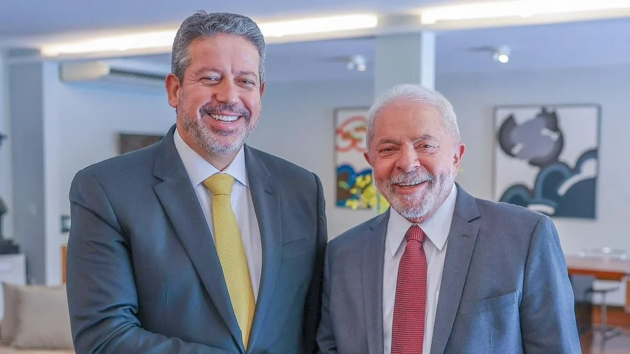 Lula afaga Lira antes de votação do PL das Fake News e diz que Câmara decide quando votar